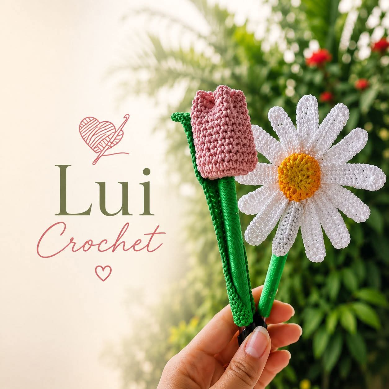 Dos bolígrafos tejidos en crochet: uno con tulipán rosa y otro con margarita blanca