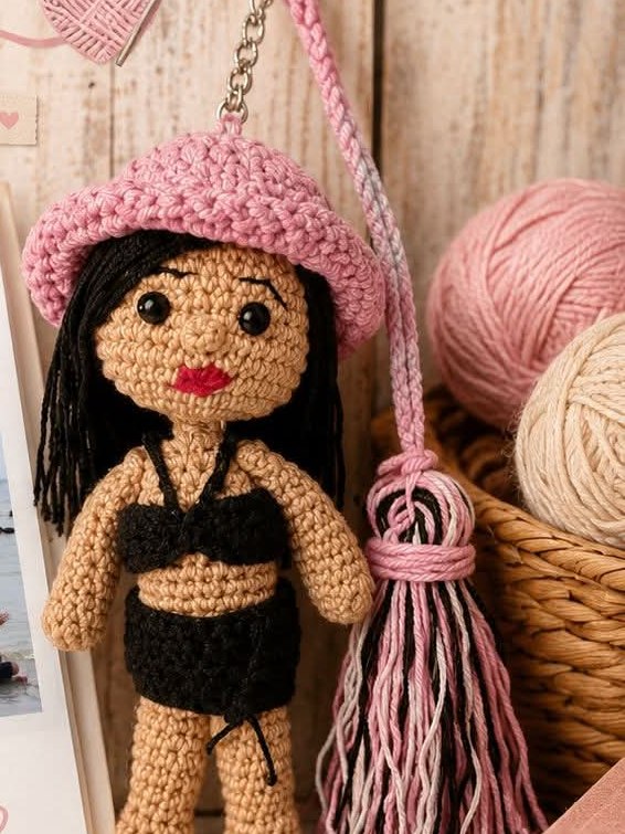 Muñeca tejida a mano personalizada con sombrero rosa, hecha a partir de una fotografía